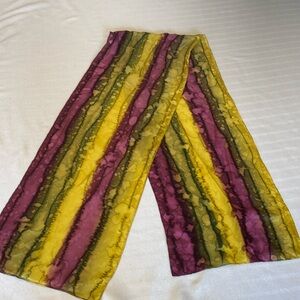 Excellent condition: vintage silk scarf in purple-yellow